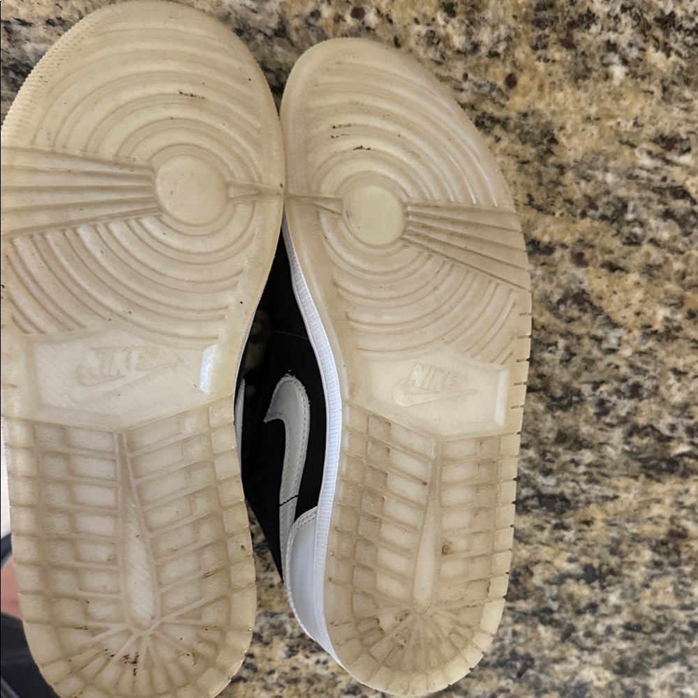 Nike Black and White Low-Top Sneakers - Picture 3 of 12